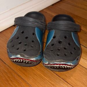 CROCS Kids Shark-Detail Clogs in Black and Blue